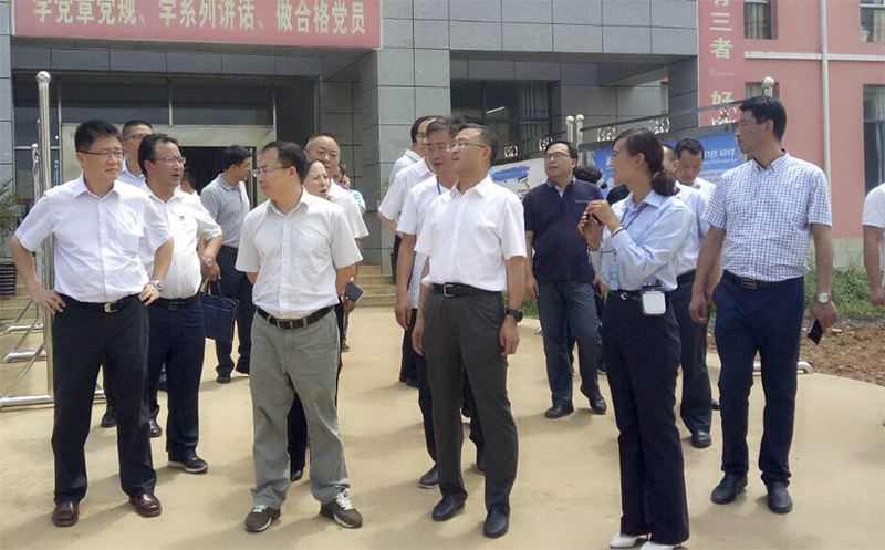 貴 州 省 人 大 常 委 會 副 主 任 、 秘 書 長 陳鳴明（前排中），赫章縣委副書記、縣長胡海 （前排左二），副縣長唐瑜等領導到我校調(diào)研。